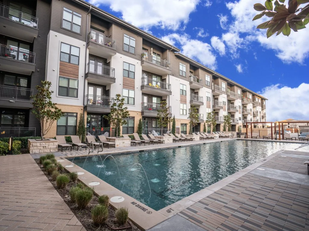 What are the Benefits of Living in Apartments with Pools?